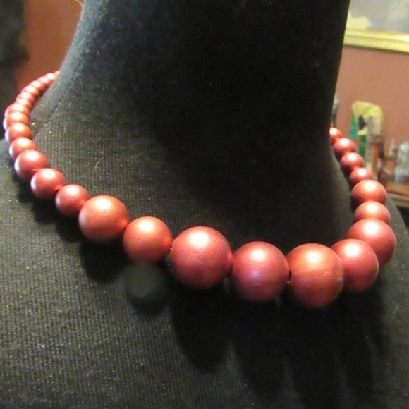 🍒 Sophisticated Cranberry Red Beaded Wired Necklace - Picture 5 of 12